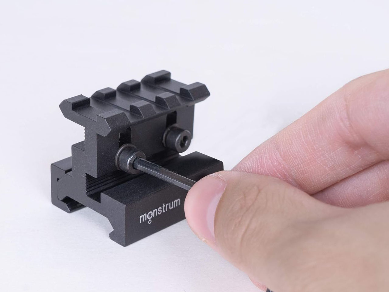 alt="ELEVADOR DE TRILHO COM AJUSTE DE ALTURA 3 SLOTS - MONTRUM"